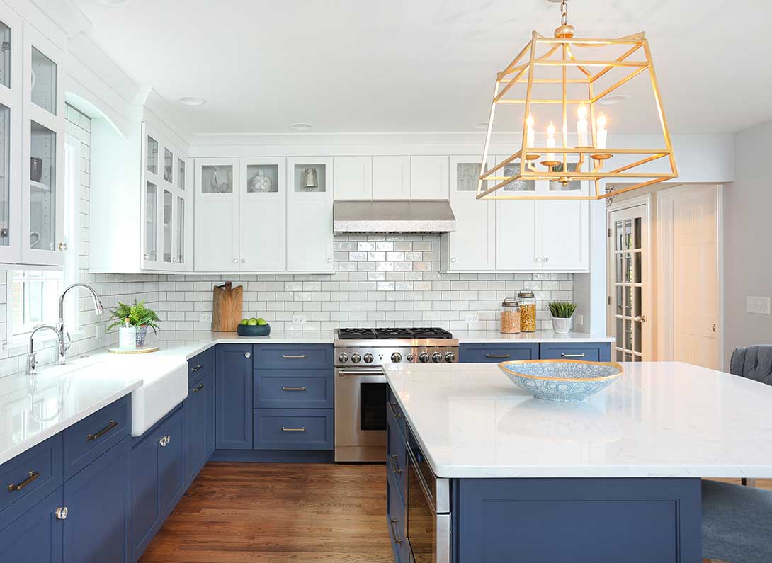 4 Stylish, But Modern, Navy Blue Kitchen Cabinet Ideas (2023)