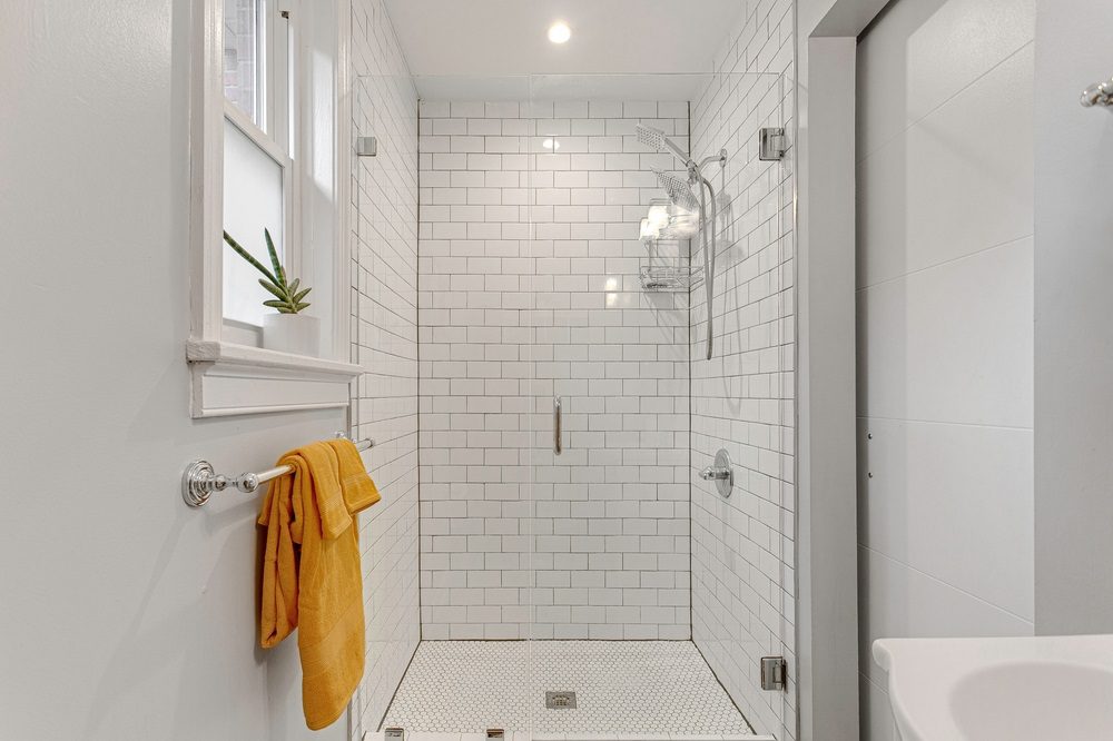 Bathroom tile trends 2024 showcasing modern patterns, colors, and designs.