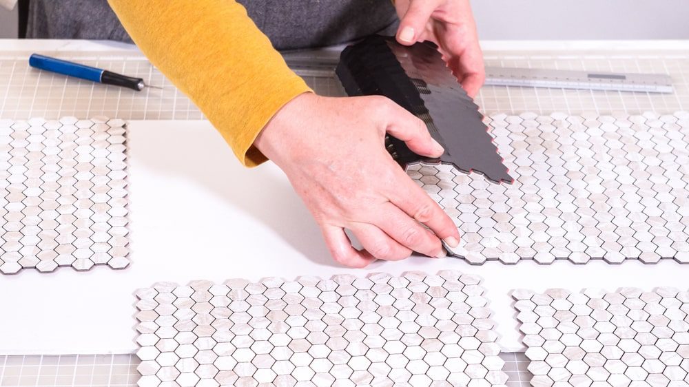 A modern kitchen featuring a budget-friendly peel-and-stick tile backsplash.