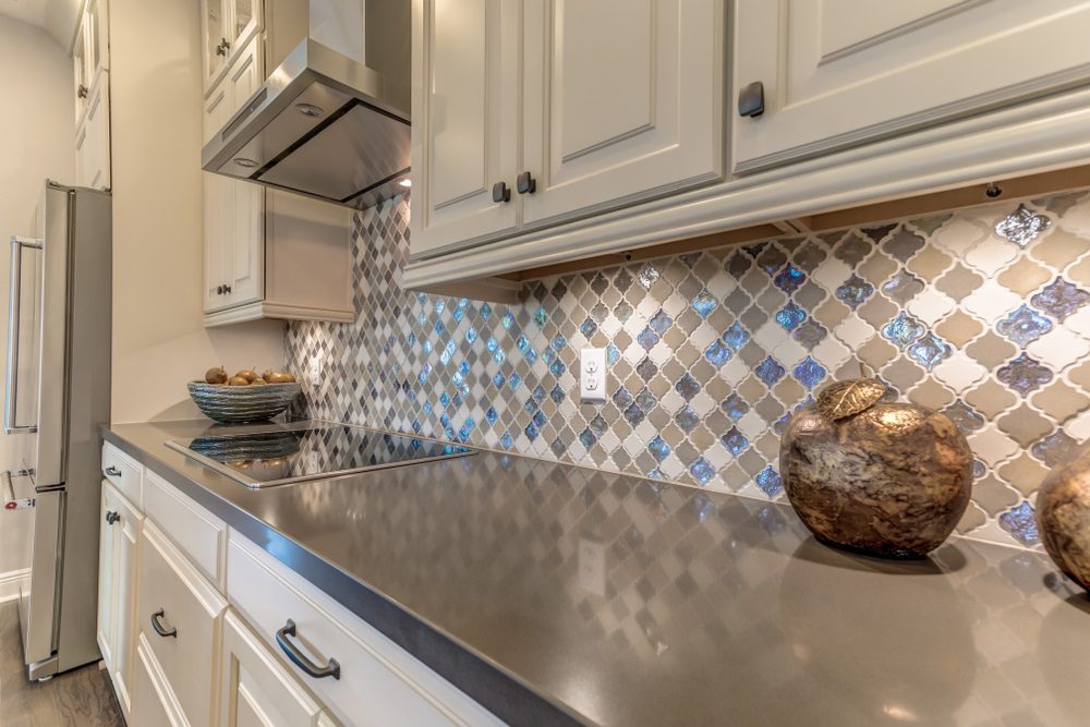 A modern kitchen featuring a contemporary backsplash with geometric tiles.