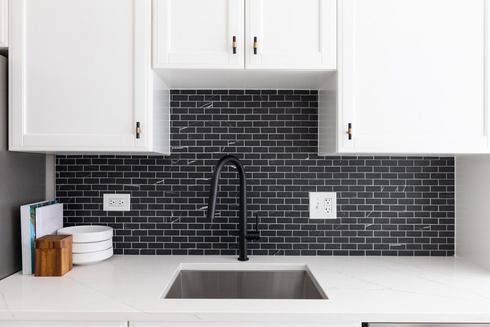 A modern kitchen featuring a contemporary backsplash with geometric tiles.