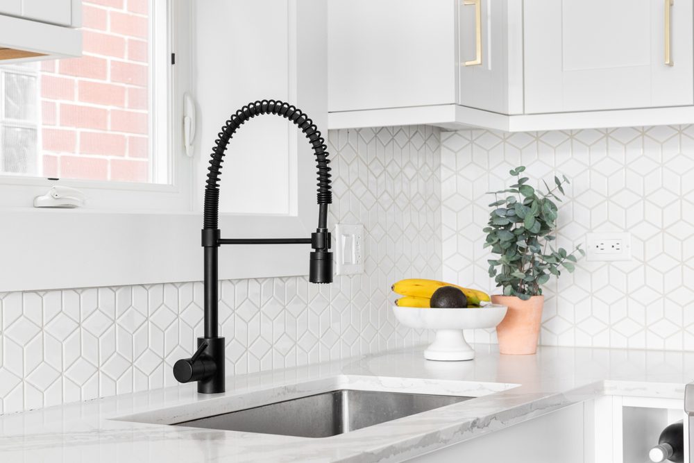 A modern kitchen featuring a contemporary backsplash with geometric tiles.