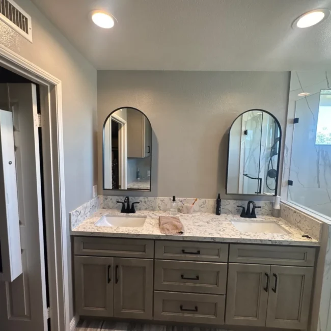 Master bathroom double vanity with Ash Brown cabinetry and Novara Blanco quartz in Rancho Santa Margarita